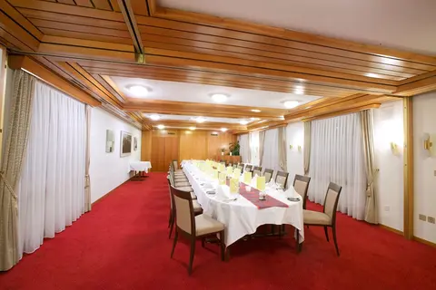 Alfa Hotel, Dining