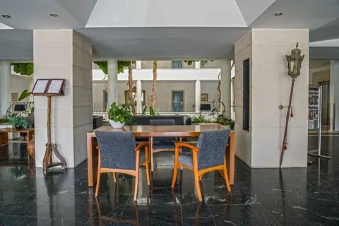 Vila Petra, Lobby