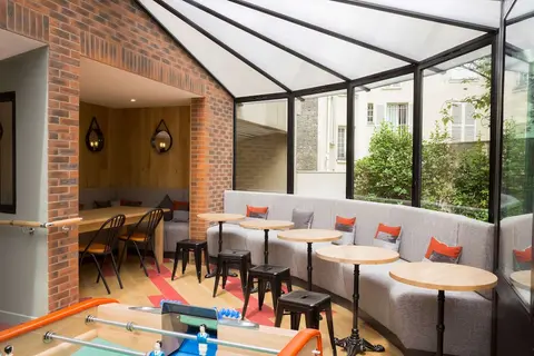 Hotel Izzy, Lobby