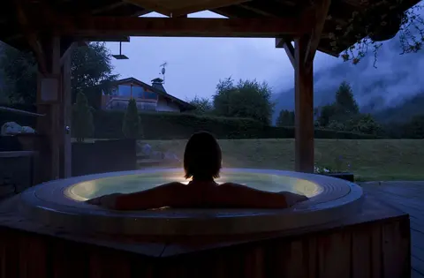 Les Grands Montets Hôtel & Spa, Outdoor spa tub