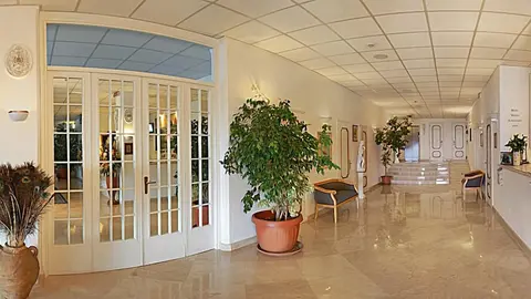 Hotel Weber Ambassador, Interior entrance
