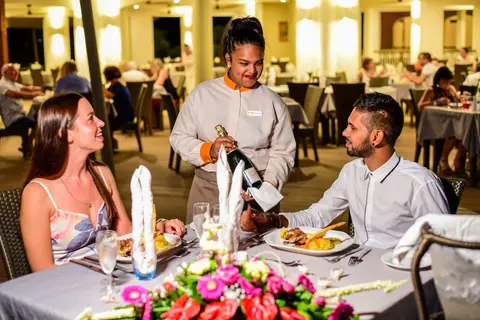 Tarisa Resort, Dining