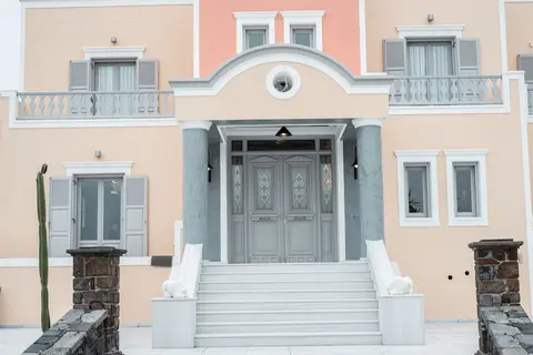 Castro Hotel, Property entrance