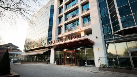 Clayton Hotel Chiswick, Exterior