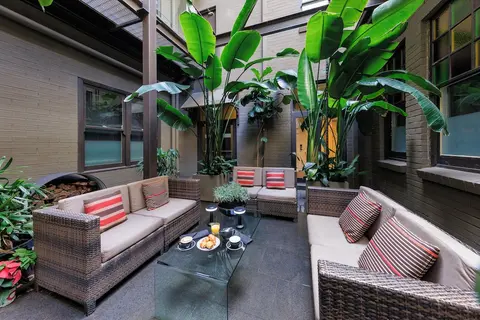 Vulcan Hotel Sydney, Courtyard