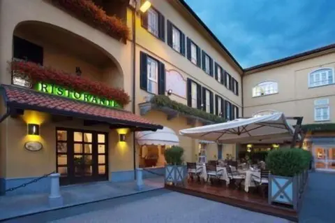 Jet Hotel, Exterior