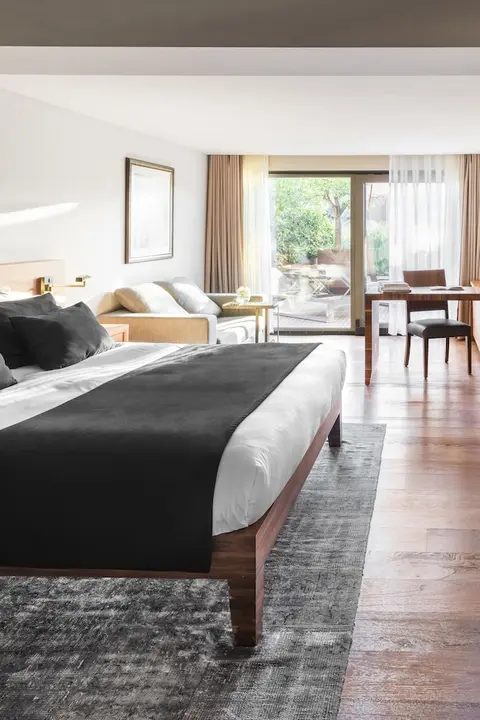 D Maris Bay, Room
