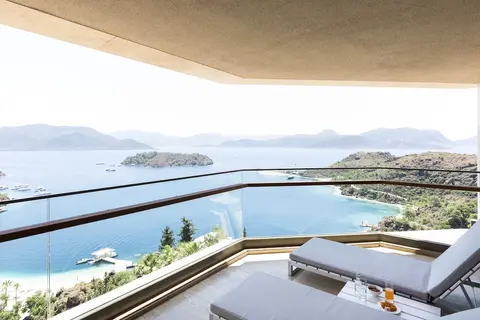 D Maris Bay, Room