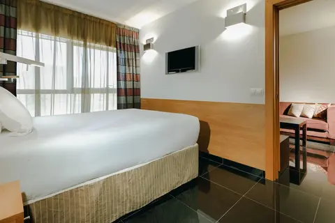 Hesperia Fira, Room