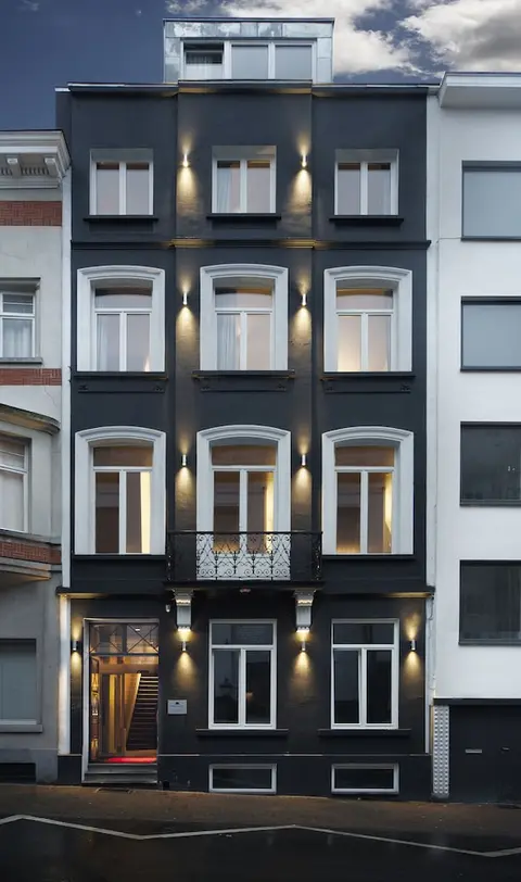 Neufchatel Belgian Hotel, Front of property