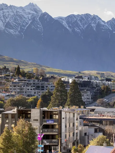 LyLo Queenstown, Exterior