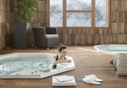 ILY Hôtels & Spa la Rosière, Indoor spa tub