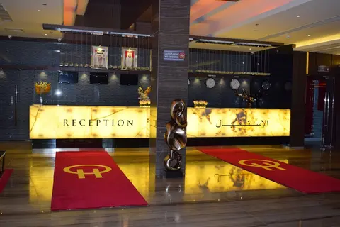 Omega Hotel, Reception