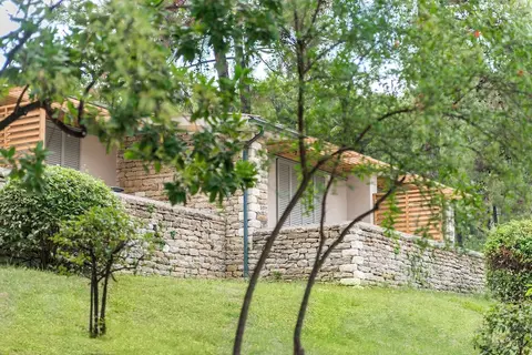 Makryammos, Room