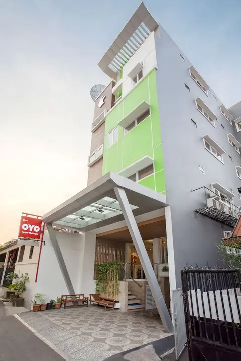 Super OYO Flagship 101 Apple Platinum, Front of property