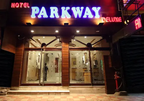 Hotel Parkway Deluxe, Property entrance