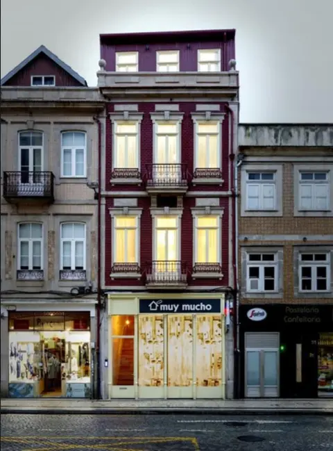Mercado dos Poetas, Front of property