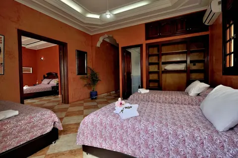 Lhostel, Room