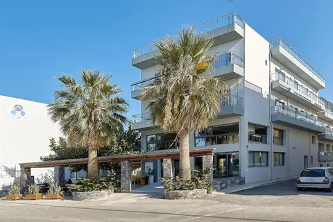 Pollis Hotel, Front of property