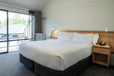 Edgewater, Room