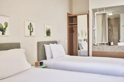 Captain's Inn, Room