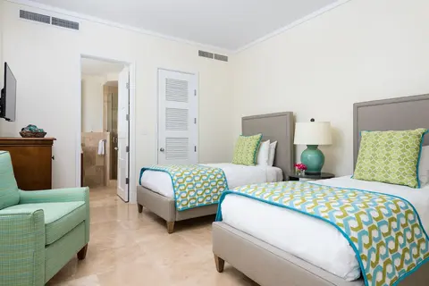 West Bay Club, Room
