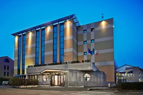 Primhotel, Front of property