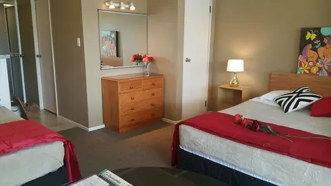 Six on Union, Room