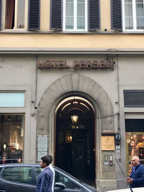 Il Perseo, Front of property