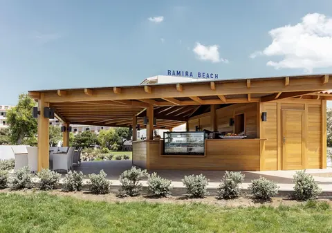 Mitsis Ramira, Snack bar