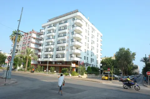 Suite Laguna Hotel, Front of property
