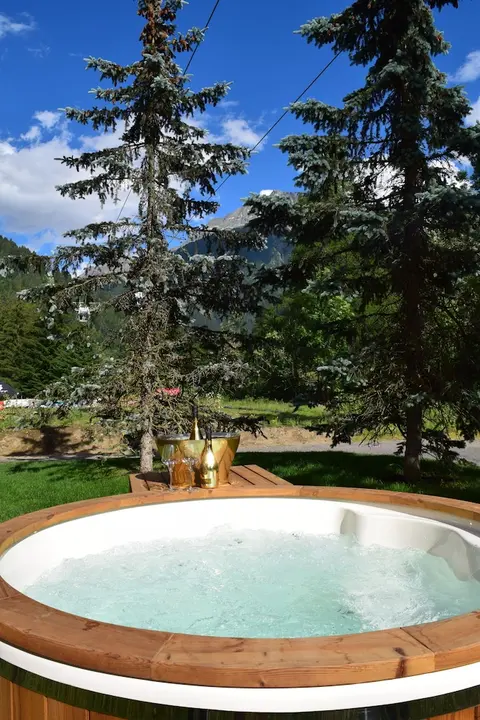 Hotel Garnì Pegrà, Outdoor spa tub