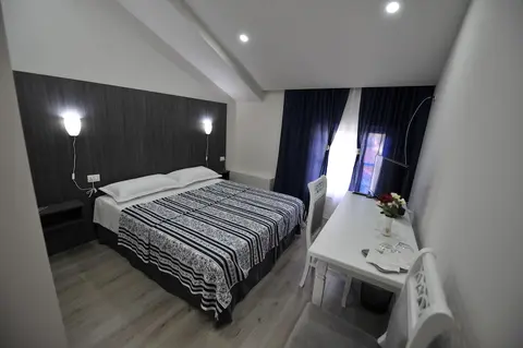 Rose Garden Hotel, Room