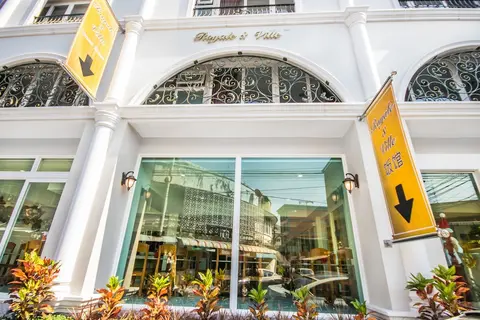 Royale 8 Ville, Front of property