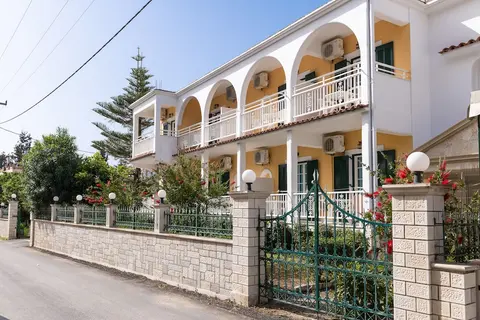 Domus Alta, Front of property