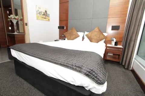Rafayel on the Left Bank, Room