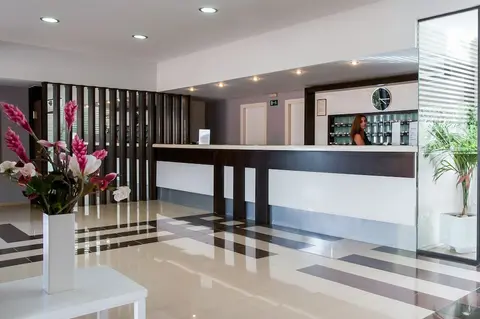 Sunrise Village Hotel, Reception