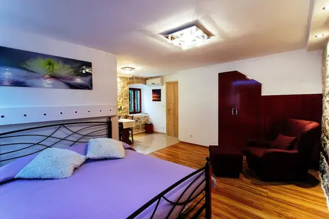 House Sandra, Room