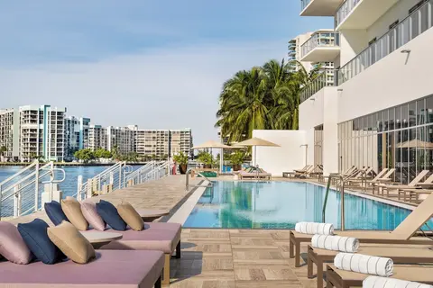 Hyde Beach House, Pool