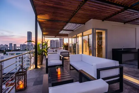 OZ Hotel Luxury, Front of property