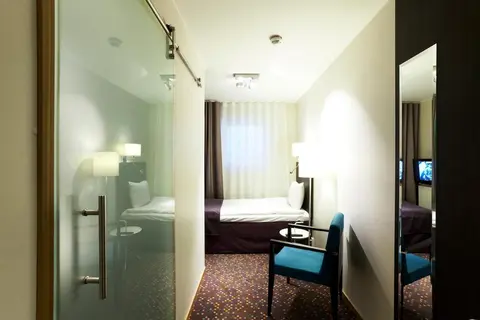 Finn Apartments, Room