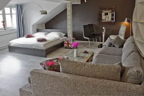 Royal Court Apartments, Room