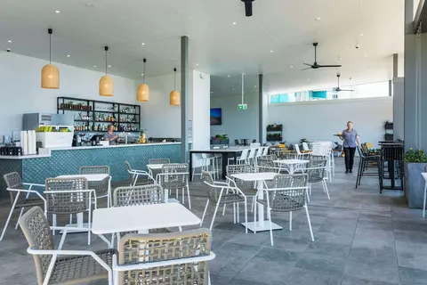 Oaks Cairns Hotel, Dining