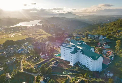 Araliya Red - Budget friendly Hotel- Where you find stunning 360 panoramic view of Nuwara Eliya, City view