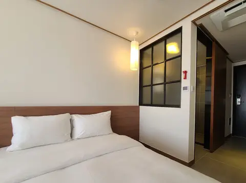 Tamara Jeju, Room