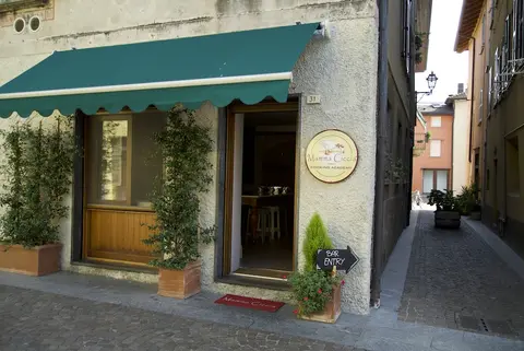 Mamma Ciccia, Exterior detail