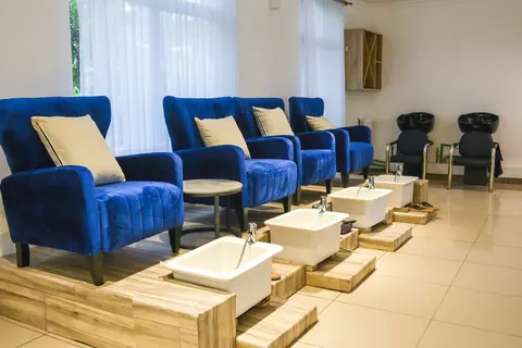 Brickwood Apartments, Hair salon