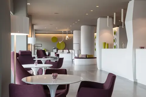 8Piuhotel, Lobby
