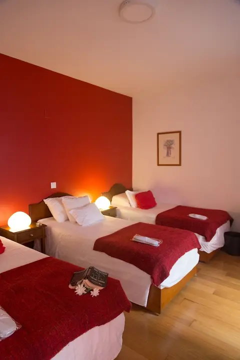 Alcides, Room