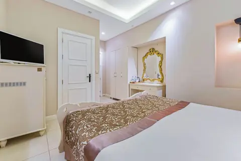 Elegance East Hotel, 